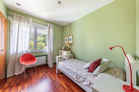 Сasa de 4 dormitorios en venta en Cabrils, Barcelona, Cataluña, Spain № 8429 - foto 29
