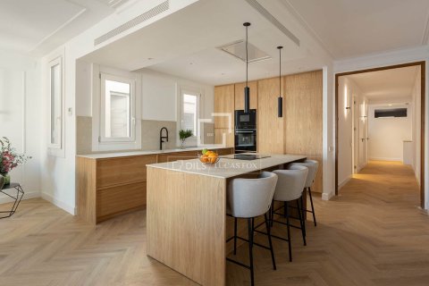 Apartamento de 3 dormitorios en venta en Barcelona, Cataluña, Spain № 4196 - foto 16