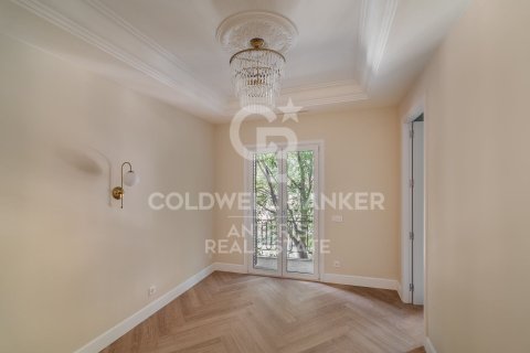 Apartamento de 3 dormitorios en venta en Barcelona, Cataluña, Spain № 5364