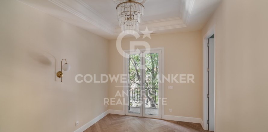Apartamento de 3 dormitorios en venta en Barcelona, Cataluña, Spain № 5364
