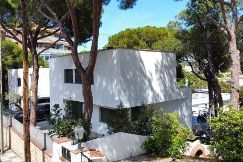 Сasa de 5 dormitorios en venta en Platja D'aro, Gerona, Cataluña, Spain № 7206 - foto 22