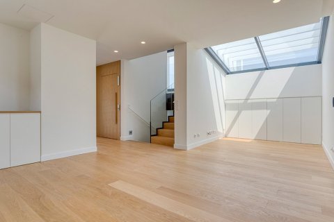 Сasa de 6 dormitorios en venta en Barcelona, Cataluña, Spain № 1713 - foto 16