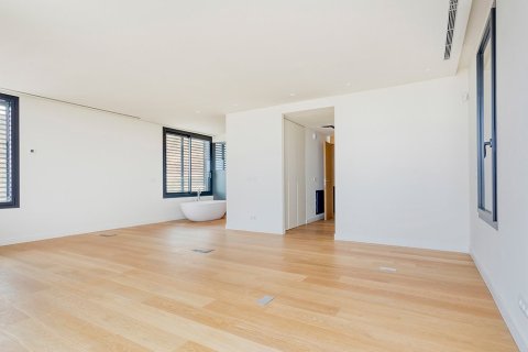 Сasa de 6 dormitorios en venta en Barcelona, Cataluña, Spain № 1713 - foto 9