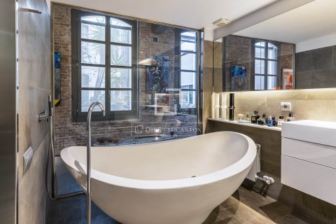 Apartamento de 2 dormitorios en venta en Barcelona, Cataluña, Spain № 8613 - foto 24