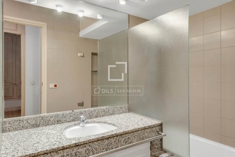 Apartamento de 7 dormitorios en venta en Barcelona, Cataluña, Spain № 8610 - foto 16