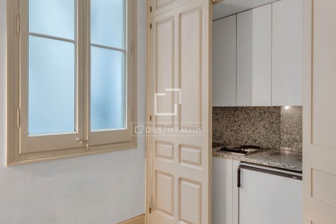 Apartamento de 7 dormitorios en venta en Barcelona, Cataluña, Spain № 8610 - foto 12