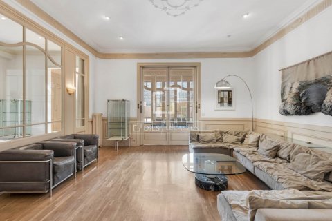 Apartamento de 7 dormitorios en venta en Barcelona, Cataluña, Spain № 8610 - foto 3