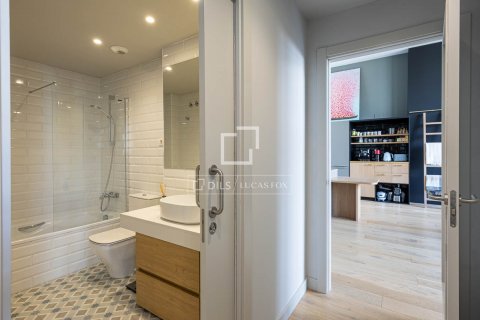 Ático de 2 dormitorios en venta en Barcelona, Cataluña, Spain № 8615 - foto 19