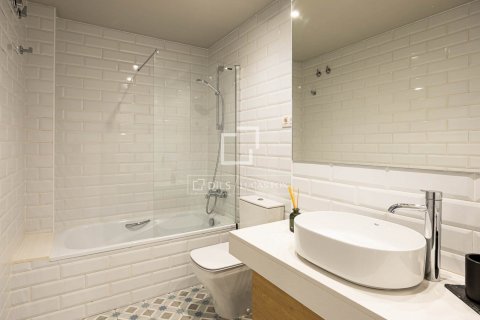 Ático de 2 dormitorios en venta en Barcelona, Cataluña, Spain № 8615 - foto 21