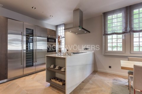 Apartamento de 3 dormitorios en venta en Ciudad Vieja, Barcelona, Cataluña, Spain № 2636 - foto 4