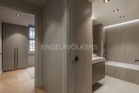 Apartamento de 3 dormitorios en venta en Ciudad Vieja, Barcelona, Cataluña, Spain № 2636 - foto 8