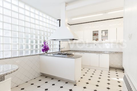 Сasa de 4 dormitorios en venta en Vallvidrera - el Tibidabo i les Planes, Barcelona, Cataluña, Spain № 2638 - foto 9