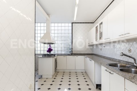 Сasa de 4 dormitorios en venta en Vallvidrera - el Tibidabo i les Planes, Barcelona, Cataluña, Spain № 2638 - foto 10