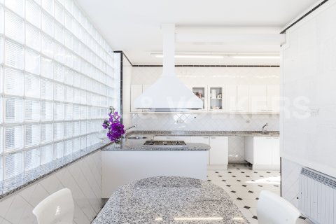 Сasa de 4 dormitorios en venta en Vallvidrera - el Tibidabo i les Planes, Barcelona, Cataluña, Spain № 2638 - foto 8