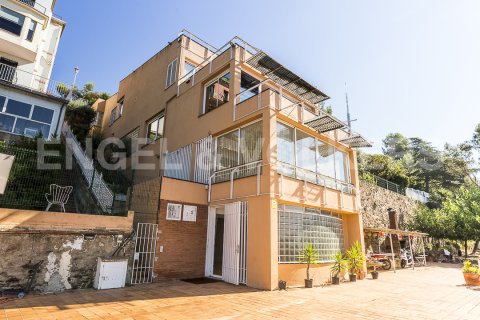 Сasa de 4 dormitorios en venta en Vallvidrera - el Tibidabo i les Planes, Barcelona, Cataluña, Spain № 2638 - foto 3