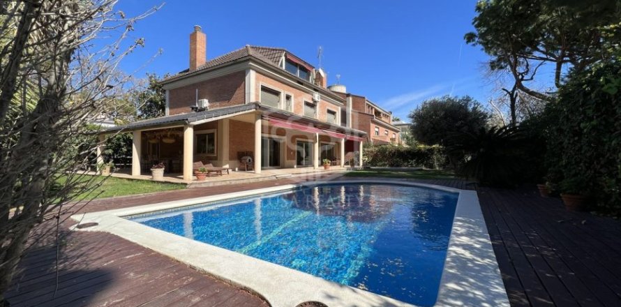 Villa de 4 dormitorios en venta en Barcelona, Cataluña, Spain № 1300