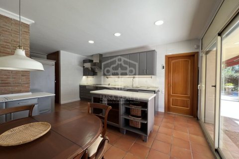 Villa de 4 dormitorios en venta en Barcelona, Cataluña, Spain № 1300 - foto 12