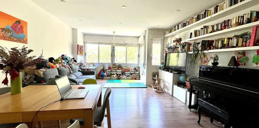 Apartamento de 3 dormitorios en venta en Barcelona, Cataluña, Spain № 1413
