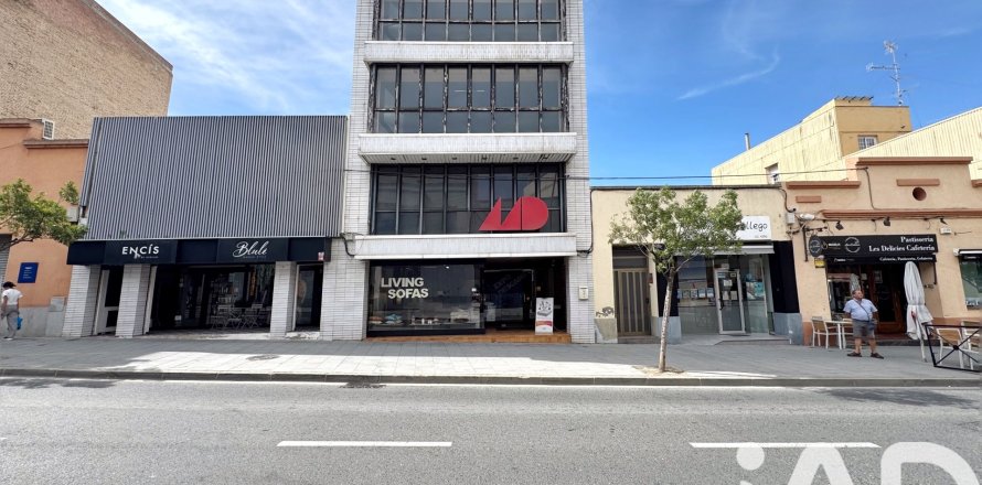 Propiedad comercial de 826 m² en venta en Móra d'Ebre, Tarragona, Cataluña, Spain № 8371