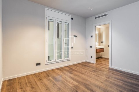 Apartamento de 2 dormitorios en venta en Barcelona, Cataluña, Spain № 4357 - foto 27