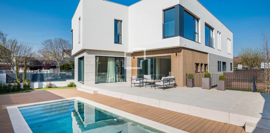 Villa de 6 dormitorios en venta en Sant Cugat del Vallès, Barcelona, Cataluña, Spain № 4330