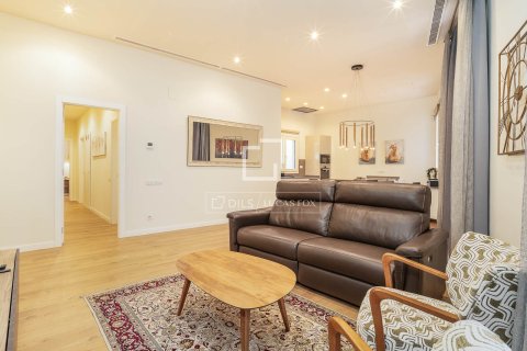 Apartamento de 4 dormitorios en venta en Barcelona, Cataluña, Spain № 6398 - foto 2