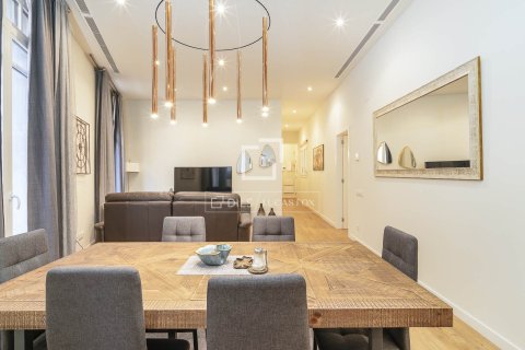 Apartamento de 4 dormitorios en venta en Barcelona, Cataluña, Spain № 6398 - foto 3