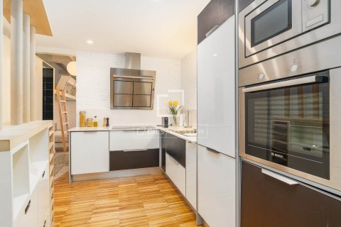 Apartamento de 2 dormitorios en venta en Barcelona, Cataluña, Spain № 3940 - foto 2