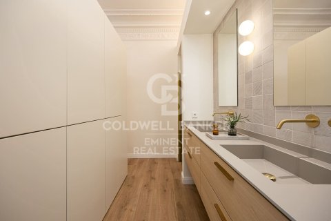 Apartamento de 4 dormitorios en venta en Barcelona, Cataluña, Spain № 5525 - foto 17