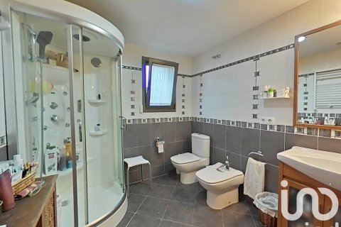 Сasa de 6 dormitorios en venta en Alpicat, Lérida, Cataluña, Spain № 4799 - foto 12