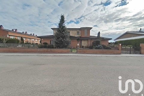 Сasa de 6 dormitorios en venta en Alpicat, Lérida, Cataluña, Spain № 4799 - foto 7