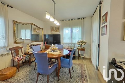 Сasa de 6 dormitorios en venta en Alpicat, Lérida, Cataluña, Spain № 4799 - foto 10
