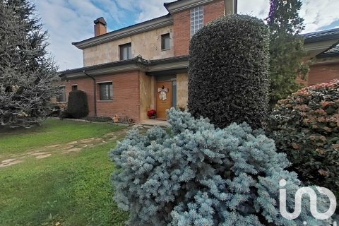 Сasa de 6 dormitorios en venta en Alpicat, Lérida, Cataluña, Spain № 4799 - foto 6