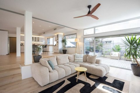 Сasa de 4 dormitorios en venta en Esplugues de Llobregat, Barcelona, Cataluña, Spain № 8148 - foto 10