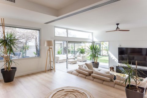 Сasa de 4 dormitorios en venta en Esplugues de Llobregat, Barcelona, Cataluña, Spain № 8148 - foto 9