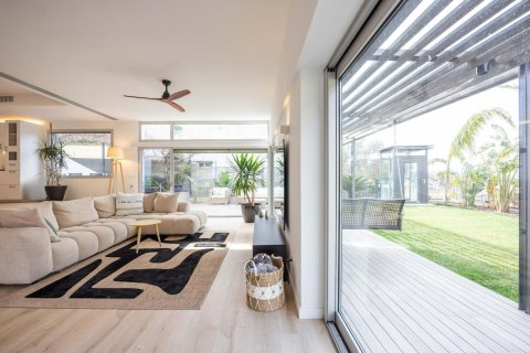 Сasa de 4 dormitorios en venta en Esplugues de Llobregat, Barcelona, Cataluña, Spain № 8148 - foto 12