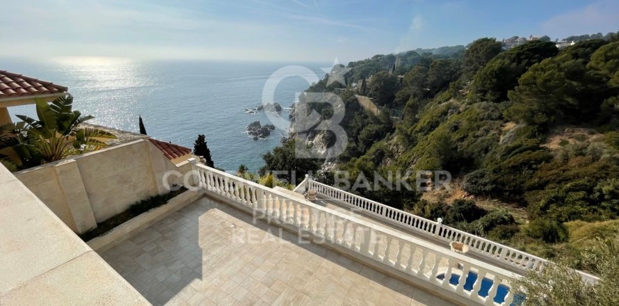 Villa de 6 dormitorios en venta en Lloret de Mar, Gerona, Cataluña, Spain № 6074