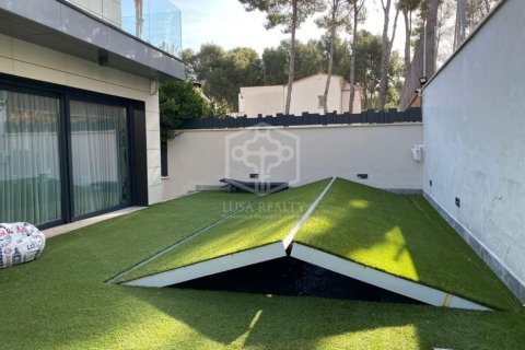 Villa de 5 dormitorios en venta en Castelldefels, Barcelona, Cataluña, Spain № 928 - foto 21