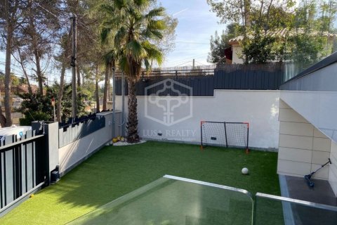 Villa de 5 dormitorios en venta en Castelldefels, Barcelona, Cataluña, Spain № 928 - foto 24