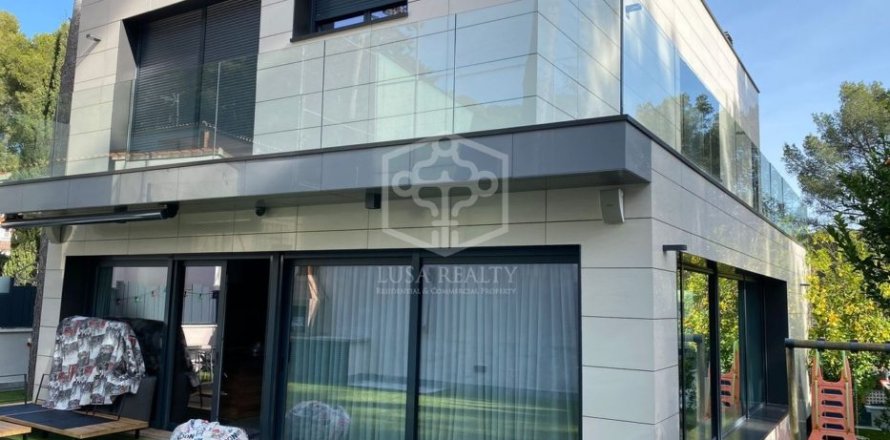 Villa de 5 dormitorios en venta en Castelldefels, Barcelona, Cataluña, Spain № 928