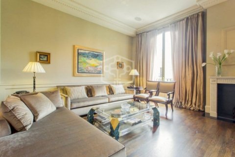 Apartamento de 3 dormitorios en venta en Barcelona, Cataluña, Spain № 933 - foto 2