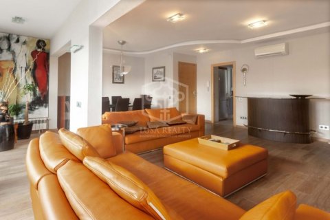 Apartamento de 5 dormitorios en venta en Barcelona, Cataluña, Spain № 929 - foto 3