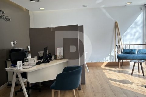Propiedad comercial de 418 m² en venta en Barcelona, Cataluña, Spain № 5190 - foto 4
