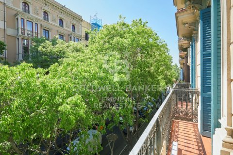 Apartamento de 3 dormitorios en venta en Barcelona, Cataluña, Spain № 5842 - foto 2