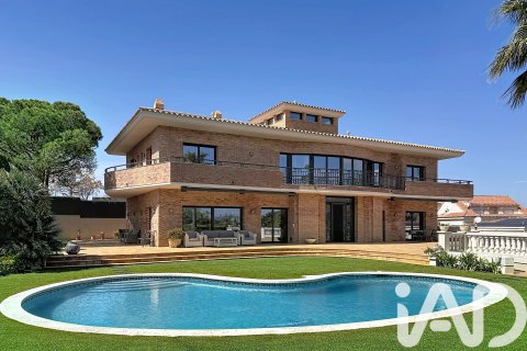 Сasa de 6 dormitorios en venta en Vilanova i la Geltrú, Barcelona, Cataluña, Spain № 7454