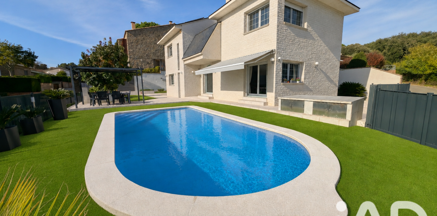 Сasa de 317 m² en venta en Girona, Gerona, Cataluña, Spain № 8321