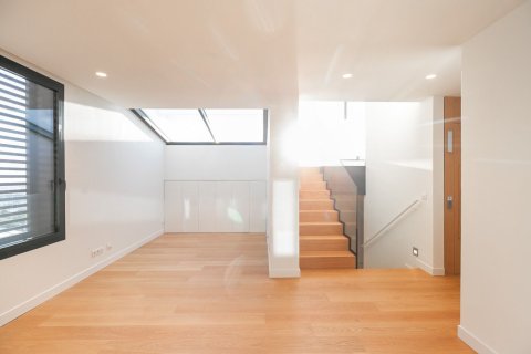 Сasa de 6 dormitorios en venta en Barcelona, Cataluña, Spain № 1533 - foto 17