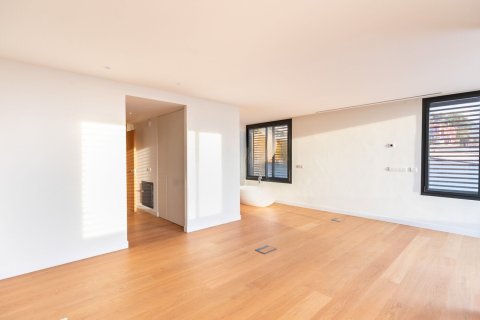 Сasa de 6 dormitorios en venta en Barcelona, Cataluña, Spain № 1533 - foto 13