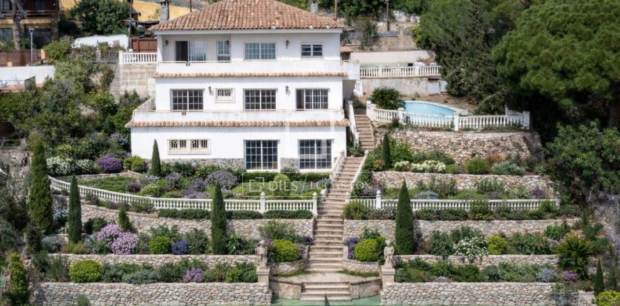 Villa de 5 dormitorios en venta en Premia De Dalt, Barcelona, Cataluña, Spain № 3924