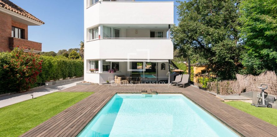 Villa de 6 dormitorios en venta en Sant Cugat del Vallès, Barcelona, Cataluña, Spain № 3923